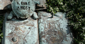 Das Grab von Michael Ende zeigt einige seiner bekanntesten Romanfiguren.